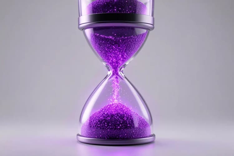 Uma ampulheta estilizada com areia de luz neon roxa fluindo em um fundo claro e minimalista, simbolizando tempo e progresso.