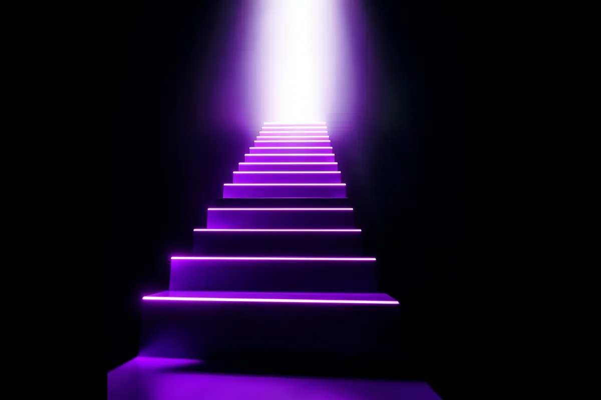 Uma escada feita de blocos de luz neon roxa subindo em direção a um ponto de luz brilhante em um fundo escuro e profundo.