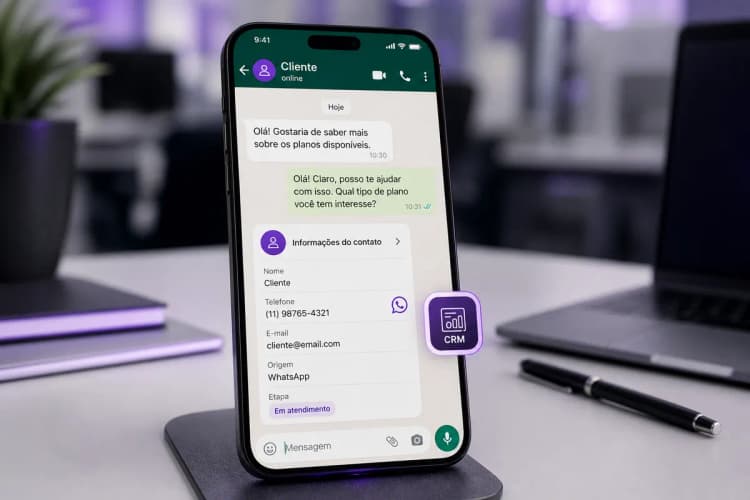 Tela de um celular mostrando uma conversa do WhatsApp com informações de contato de um cliente e um pequeno ícone de CRM, em um fundo desfocado de escritório.
